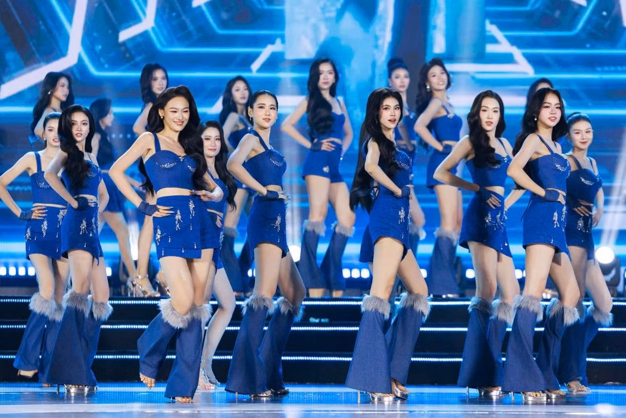 Các thí sinh Miss World Vietnam đồng diễn. Ảnh: DI PY