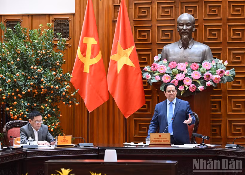 Thủ tướng Phạm Minh Chính chủ trì cuộc họp với các bộ, ngành liên quan về trọng tâm chính sách tiền tệ và chính sách tài khóa. (Ảnh: TRẦN HẢI)