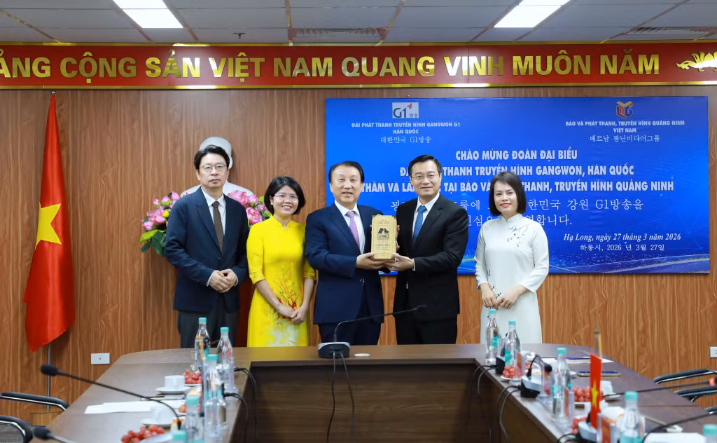 Lãnh đạo Báo và Phát thanh, Truyền hình Quảng Ninh tặng quà lưu niệm cho ông Cho Chang Jin, Chủ tịch Hội đồng Quản trị Tập đoàn SG và đoàn công tác Đài Phát thanh Truyền hình Gangwon.