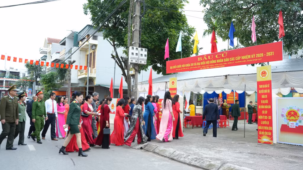 Ngay từ sớm, cử tri xã Tiên Yên đã nô nức đến điểm bỏ phiếu dự khai mạc để thực hiện quyền và nghĩa vụ công dân.