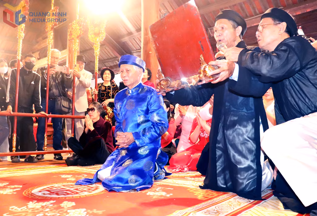 Các cụ Thượng làm nghi lễ lễ tổ trong miếu Tiên Công.
