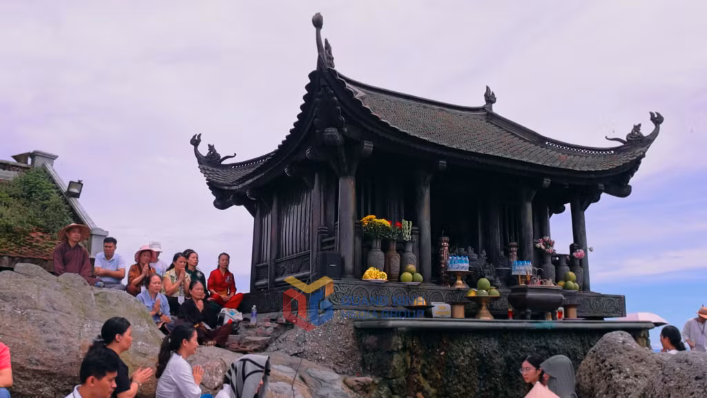 Trong ánh mặt trời hòa cùng với sương sớm, Du khách toạ thiền trên chùa Đồng mang lại những giây phút tĩnh tâm, lắng đọng, kết nối với những triết lý của Phật giáo.
