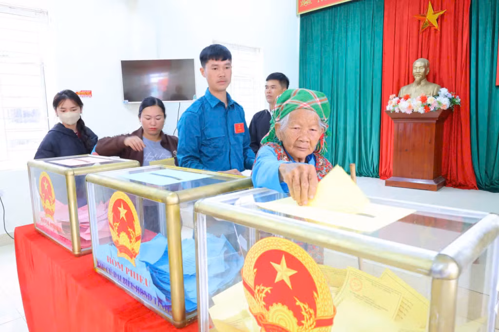 Cử tri Nình Thị Sạch (78 tuổi) thôn Đồng Cậm bỏ phiếu bầu cử