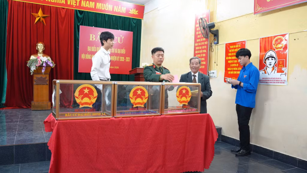 Thượng tá Nguyễn Tiến Định chia sẻ niềm vui, tự hào khi được thực hiện quyền và trách nhiệm công dân, gửi trọn niềm tin vào các đại biểu Quốc hội và HĐND.