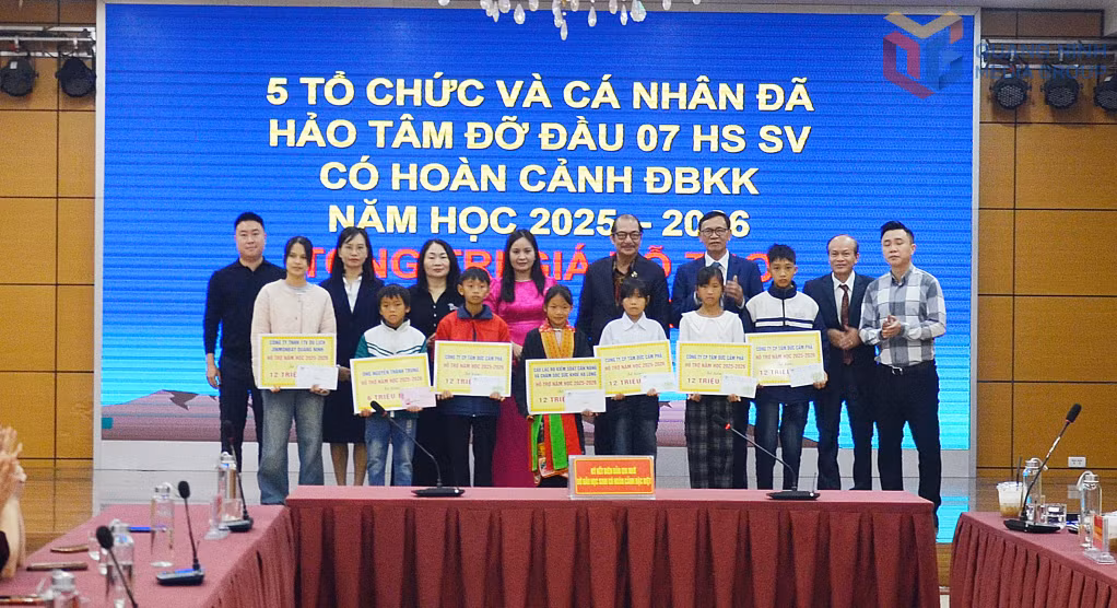 5 tổ chức và cá nhân đã hảo tâm đỡ đầu 7 học sinh có hoàn cảnh đặc biệt khó khăn năm học 2025-2026.