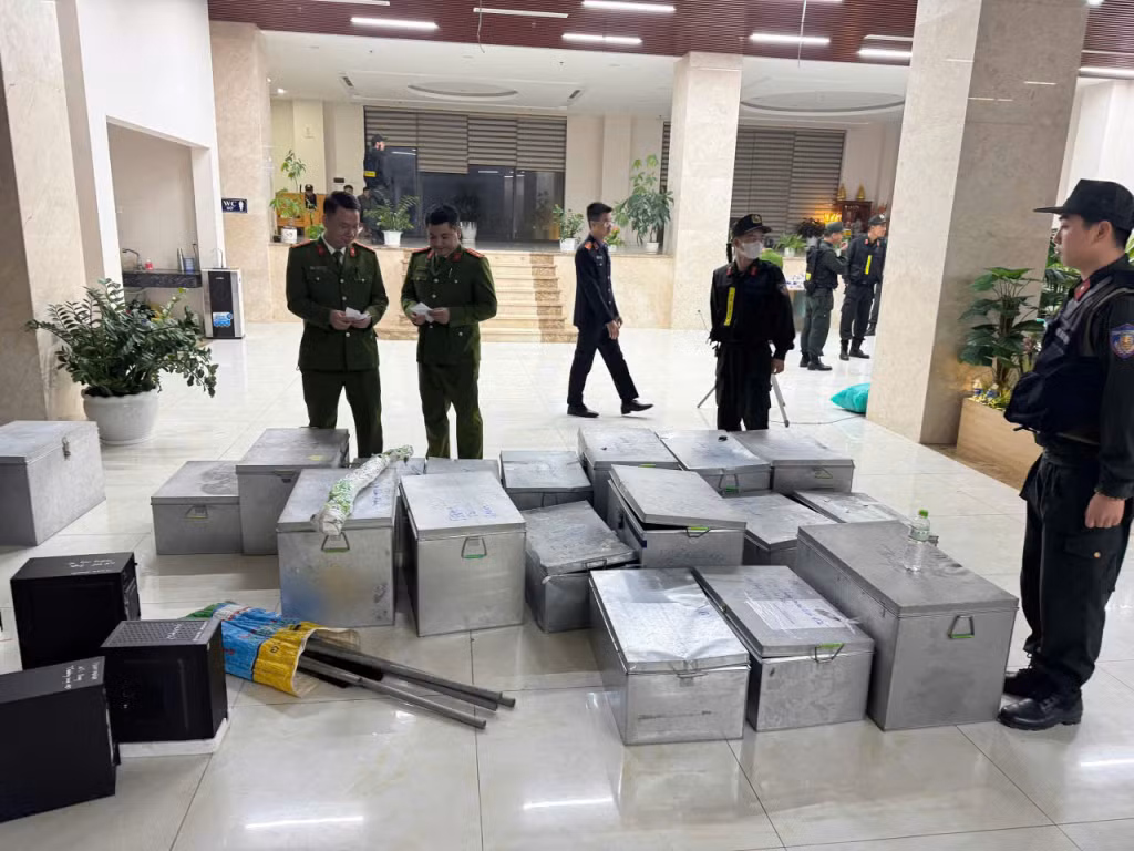 Cơ quan CSĐT (Phòng Cảnh sát kinh tế) khám xét chỗ ở, nơi làm việc của Hoàng Văn Cường tại trụ sở Công ty TNHH Quan Minh. Ảnh: Cổng TTĐT Công an Quảng Ninh.