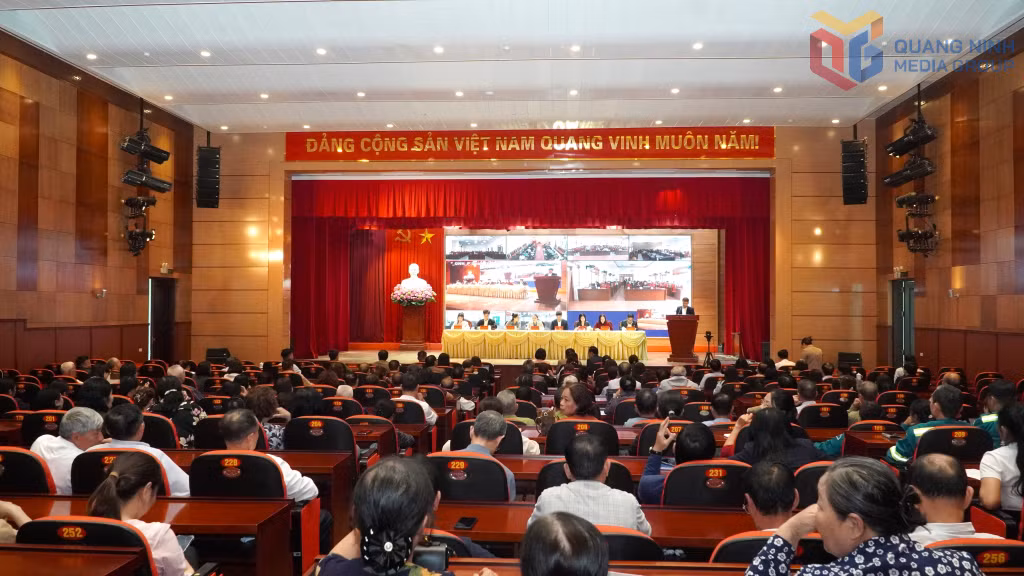 Quang cảnh hội nghị tiếp xúc giữa cử tri tại đơn vị bầu cử số 4.