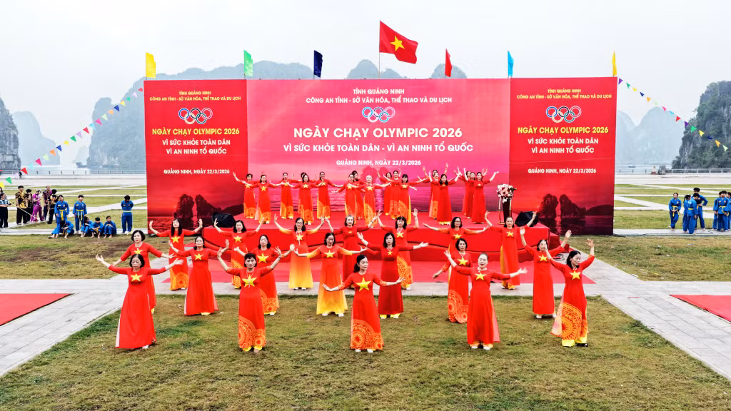 Các tiết mục dân vũ trên nền nhạc sôi động, trang phục rực rỡ, khiến buổi lễ thêm phần sôi nổi.