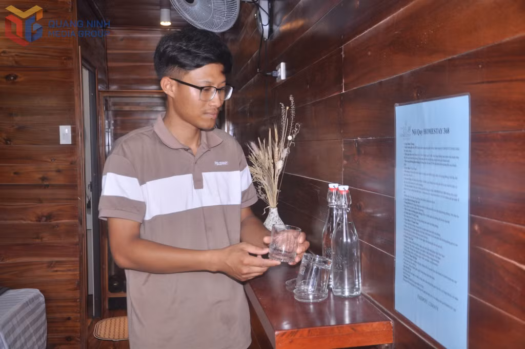 Các cơ sở lưu trú ở Cô Tô đều sử dụng cốc, chai thủy tinh... thay thế cho các sản phẩm đồ nhựa dùng một lần. Ảnh chụp tại homestay 368 tại Cô Tô.