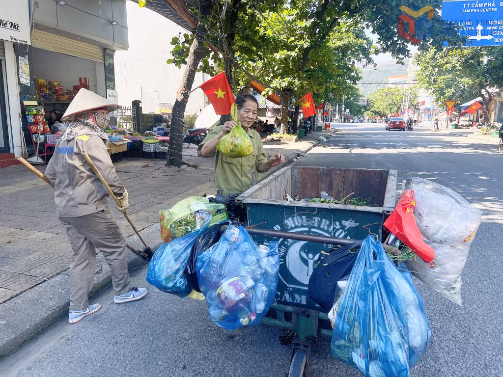 Hoạt động thu gom rác thải sinh hoạt trên địa bàn phường Cẩm Phả.