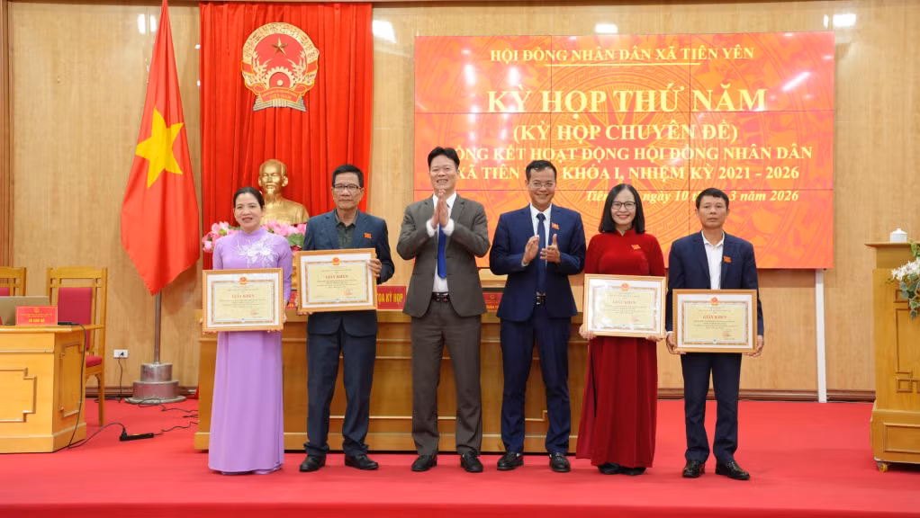 Lãnh đạo xã Tiên Yên khen thưởng cho các tập thể có thành tích xuất sắc trong hoạt động của HĐND xã nhiệm kỳ 2021-2026.