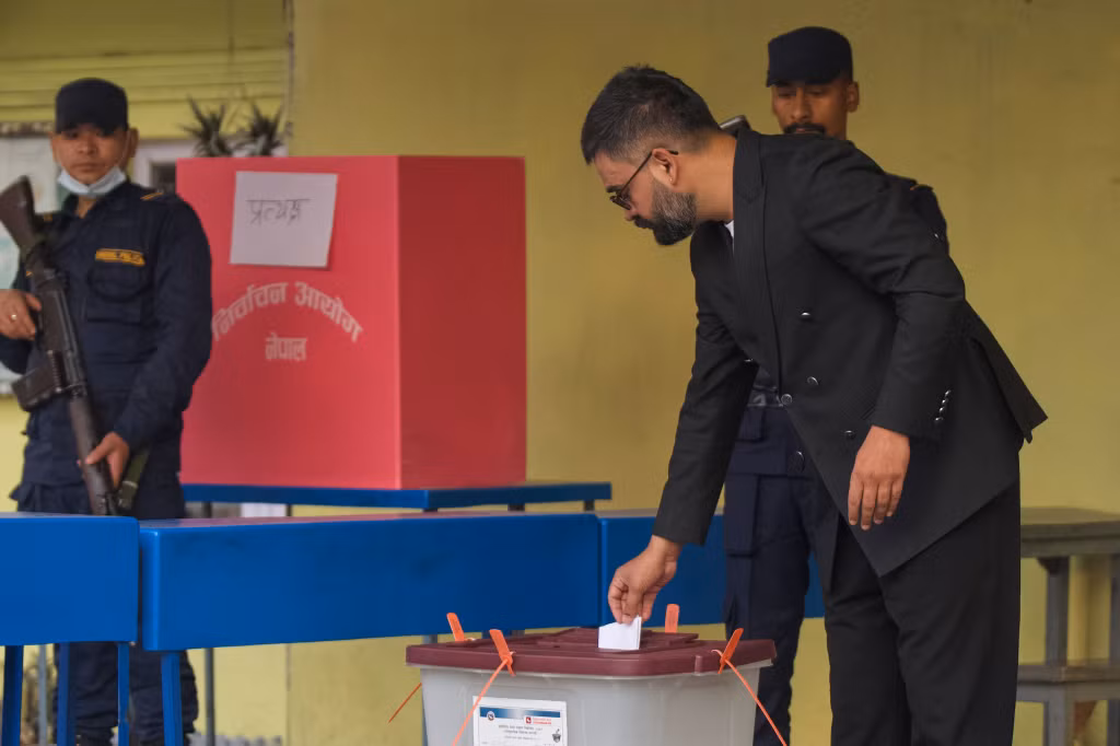 Ông Balendra Shah - Cựu Thị trưởng thành phố Kathmandu và ứng cử viên thủ tướng của đảng Rastriya Swatantra, bỏ phiếu tại một điểm bầu cử trong cuộc bầu cử quốc hội ở Kathmandu, Nepal, ngày 5/3/2026. Ảnh: AP.