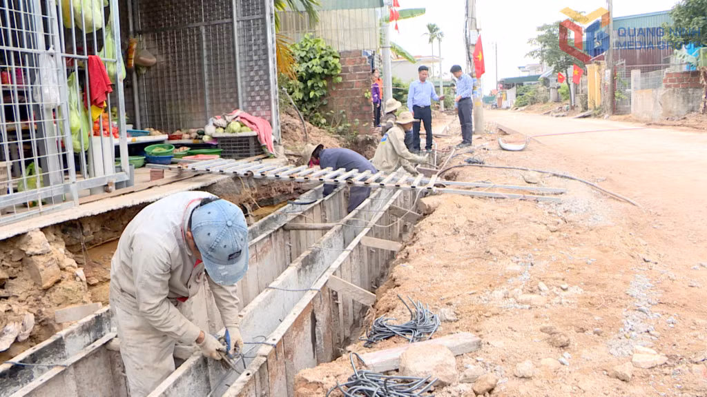 Đơn vị thi công tuyến đường Vận Hưng, phường Hà An đang tập trung nhân lực hoàn thiện các hạng mục còn lại.