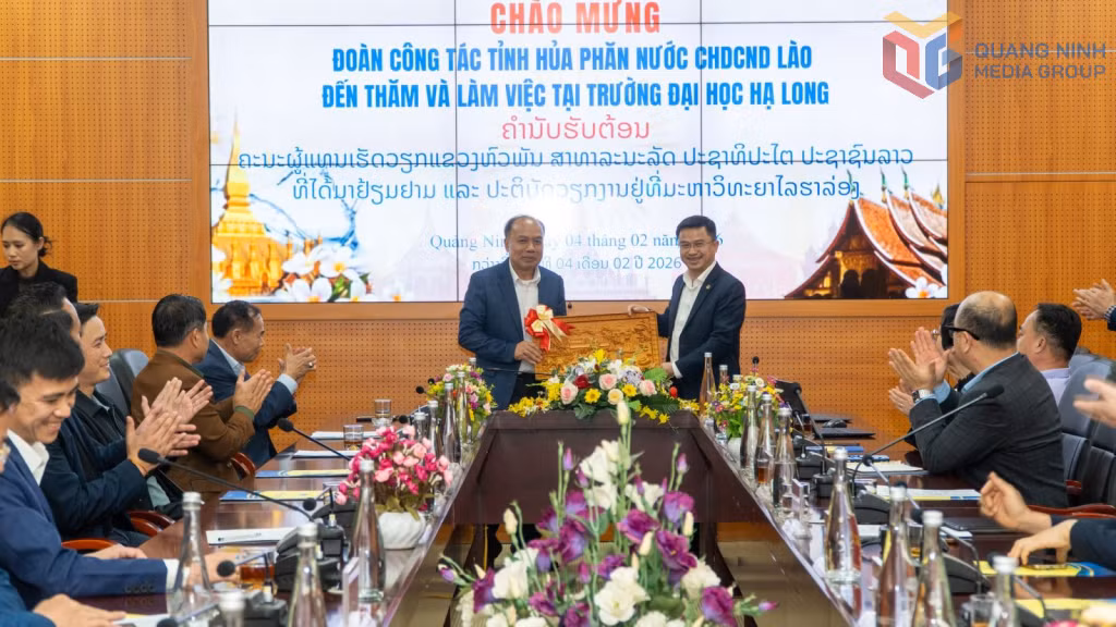 Đại diện Trường Đại học Hạ Long gặp gỡ, trao đổi với đoàn công tác của tỉnh Hủa Phăn (Lào) về công tác đào tạo lưu học sinh.