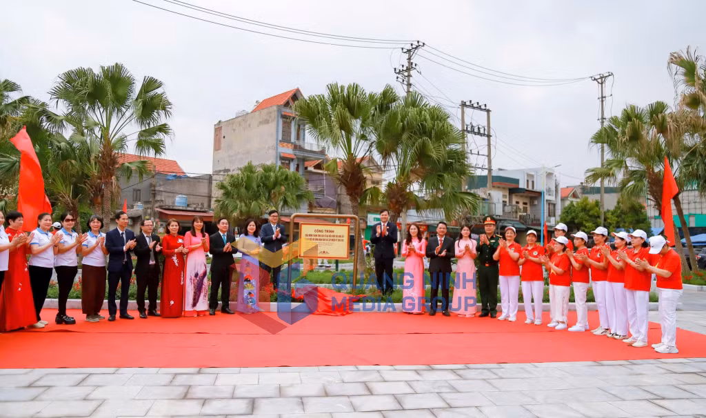 Các đại biểu gắn biển công trình vườn hoa Hoàng Hoa Thám (3-2026). Ảnh: Mai Hương