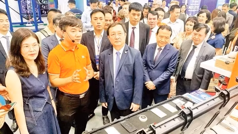 Các nhà khoa học tham quan khu trưng bày sản phẩm công nghệ tại sự kiện Kết nối công nghệ và Đổi mới sáng tạo Việt Nam.