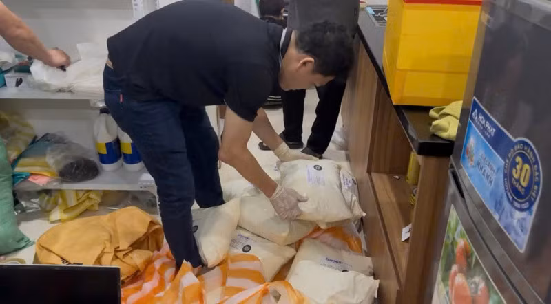 Đà Nẵng đánh sập đường dây giấu cần sa trong kiện quần áo chuyển phát nhanh ảnh 2