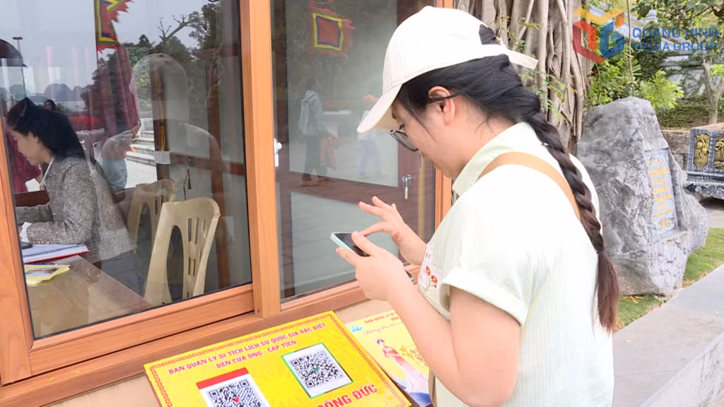 Thanh toán không dùng tiền mặt cũng đã được cũng đã được Ban quản lý Khu Di tích lịch sử quốc gia đặc biệt Cửa Ông – Cạp Tiên ứng dụng trong tiếp nhận tiền công đức.