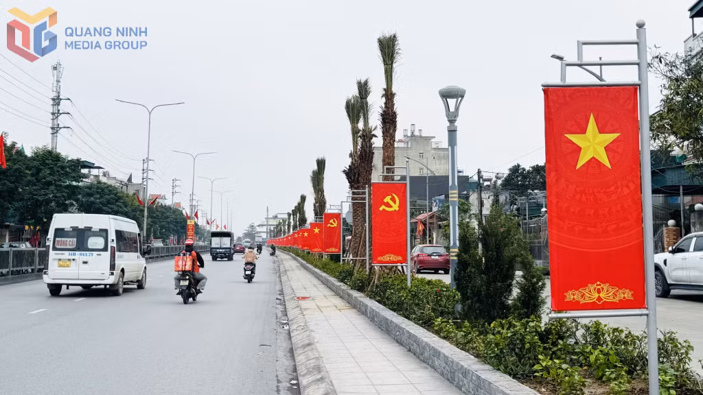 Tuyến QL18 qua phường Cửa Ông gắn lên mình sắc đỏ của cờ Đảng, cờ Tổ quốc. Ảnh: Mạnh Trường