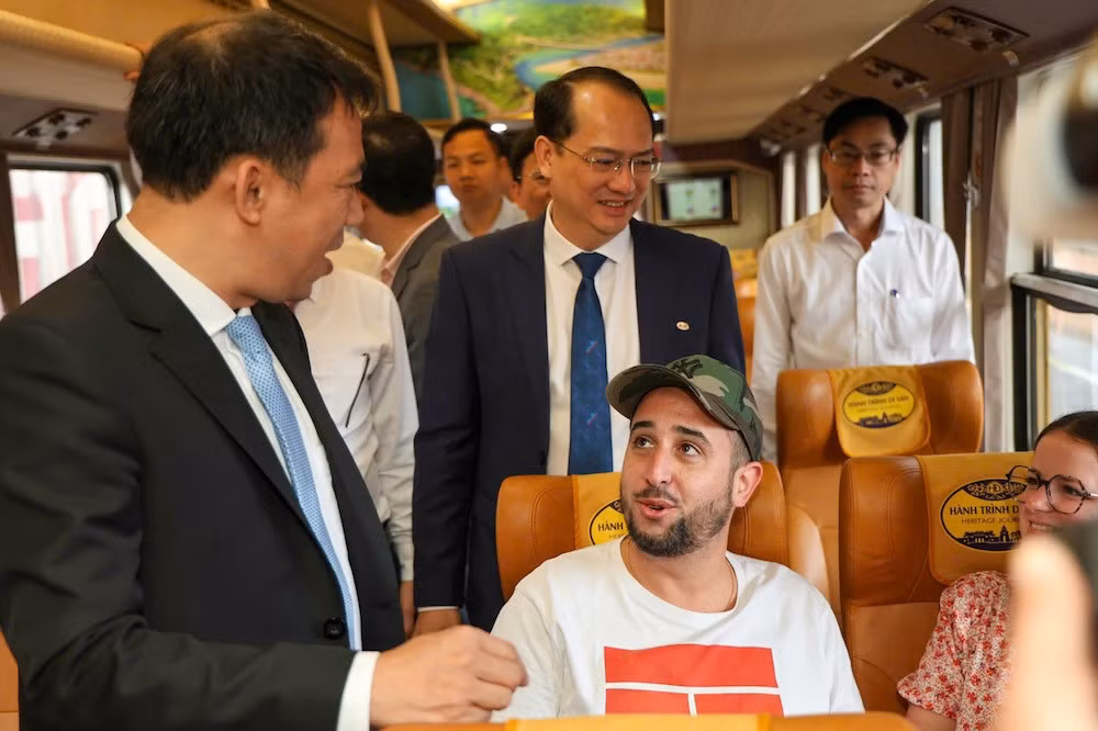 Những vị khách nước ngoài bày tỏ niềm vui khi tham gia chuyến tàu di sản.