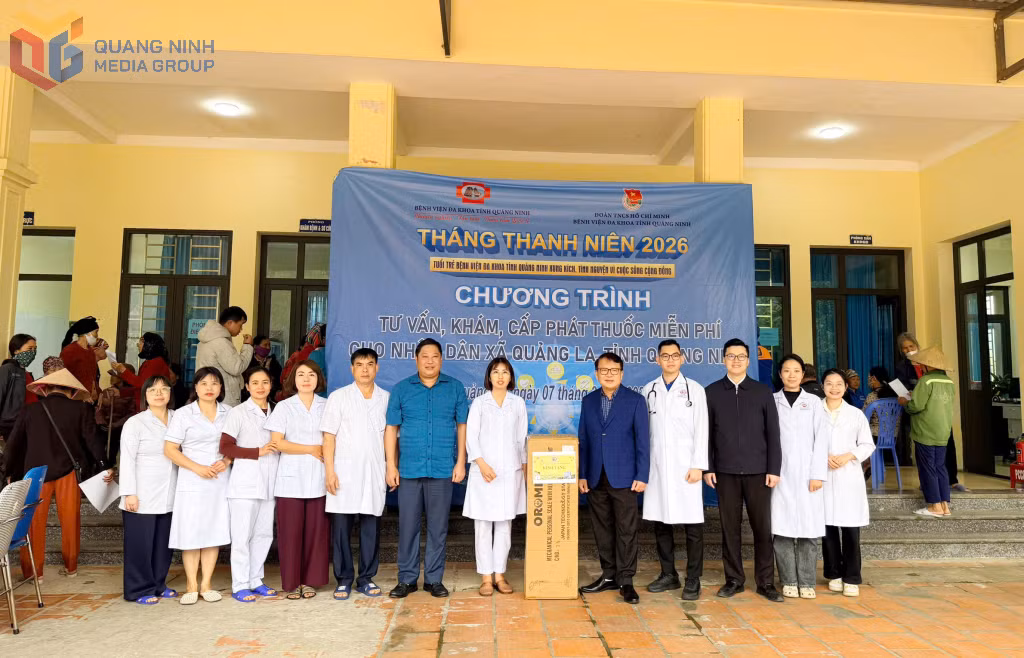 Lãnh đạo Bệnh viện Đa khoa tỉnh tặng thiết bị y tế cho Trạm y tế xã Quảng La.
