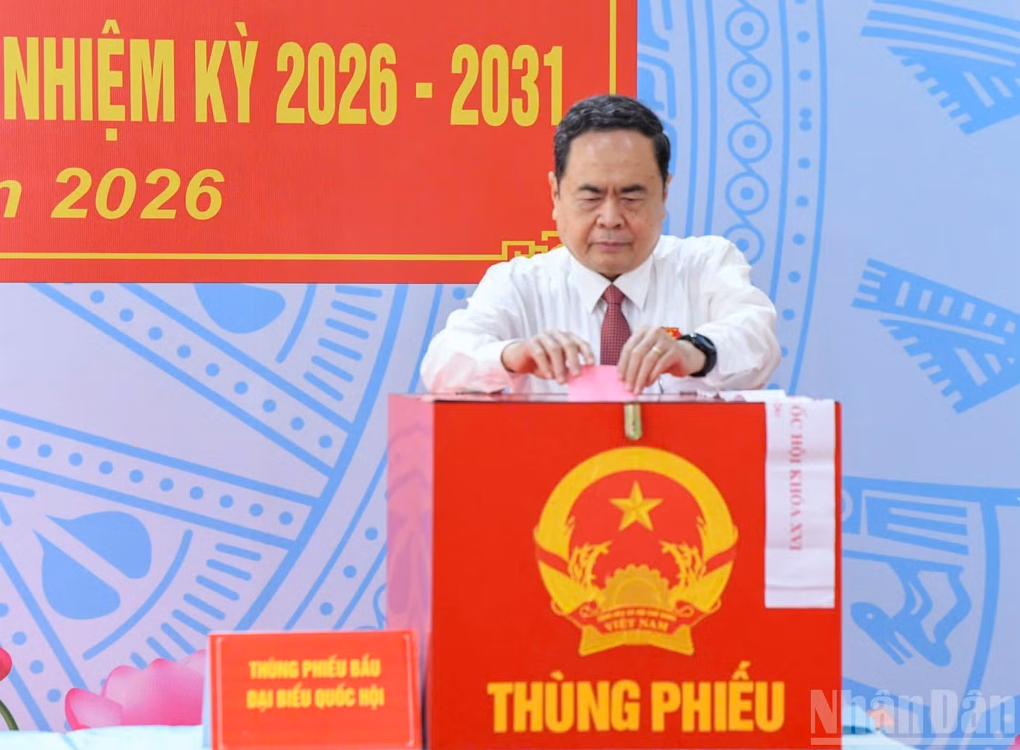 Chủ tịch Quốc hội, Chủ tịch Hội đồng Bầu cử quốc gia Trần Thanh Mẫn thực hiện quyền bầu cử tại Khu vực bỏ phiếu số 14, xã Hóc Môn, Thành phố Hồ Chí Minh. (Ảnh: DUY LINH)