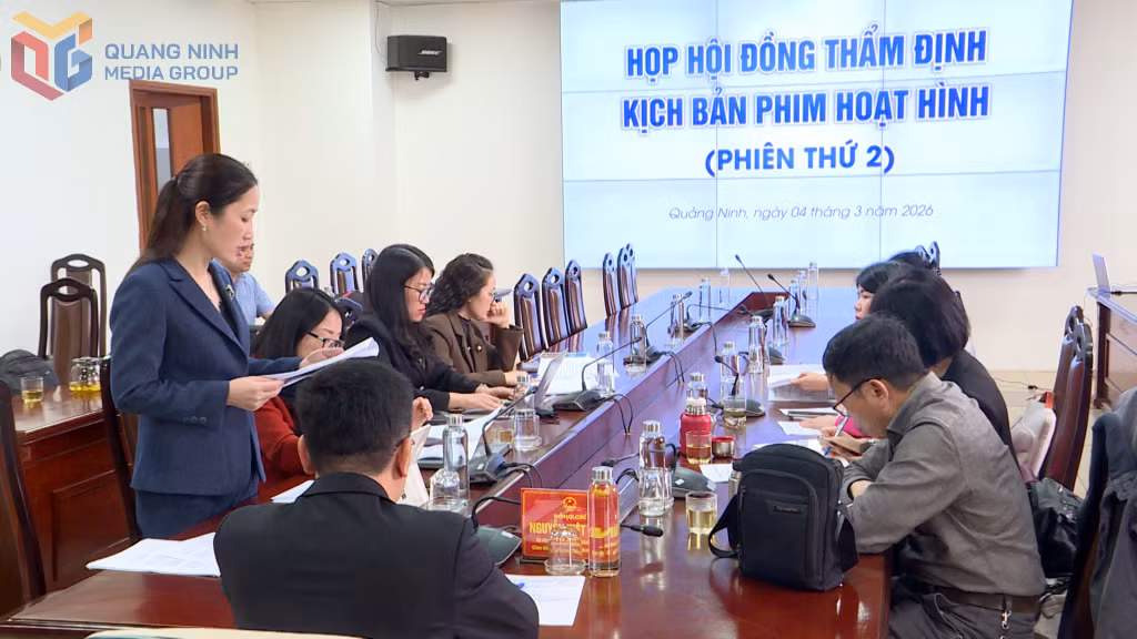 Các thành viên Hội đồng phát biểu ý kiến.