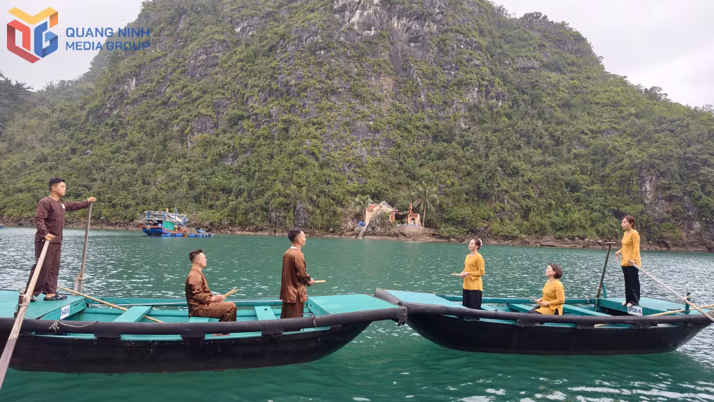 Sau một thời gian gián đoạn, hoạt động hát giao duyên tại làng chài Cửa Vạn đã được nối lại để phục vụ du khách.