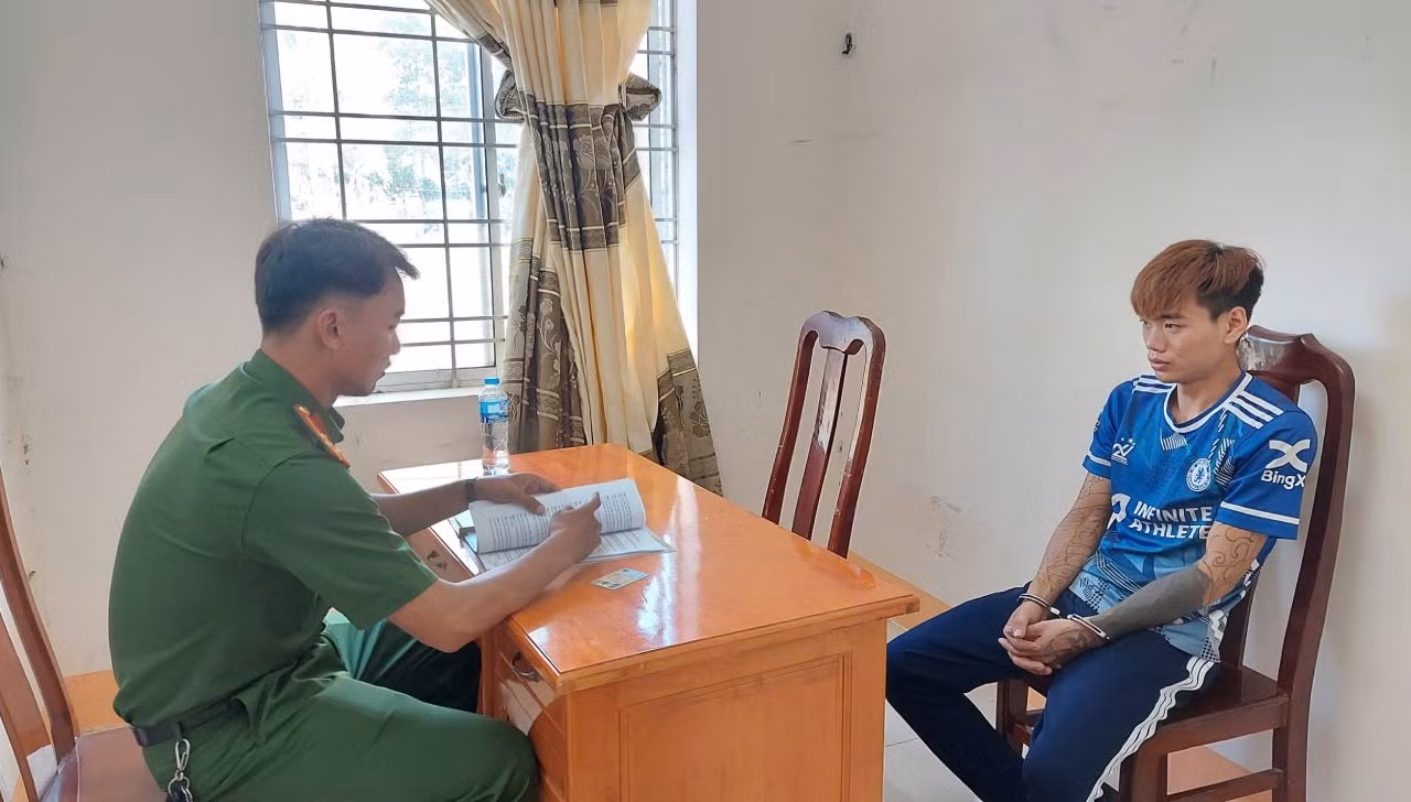 Đối tượng Phong làm việc với Công an xã Tân Khánh Trung (tỉnh Đồng Tháp) về hành vi trộm cắp tài sản. Ảnh: Phước Thanh
