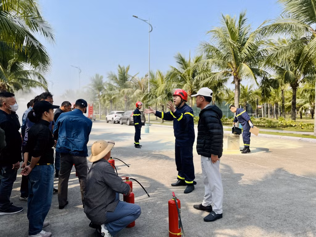 CBCS hướng dẫn cách sử dụng bình chữa cháy xách tay.