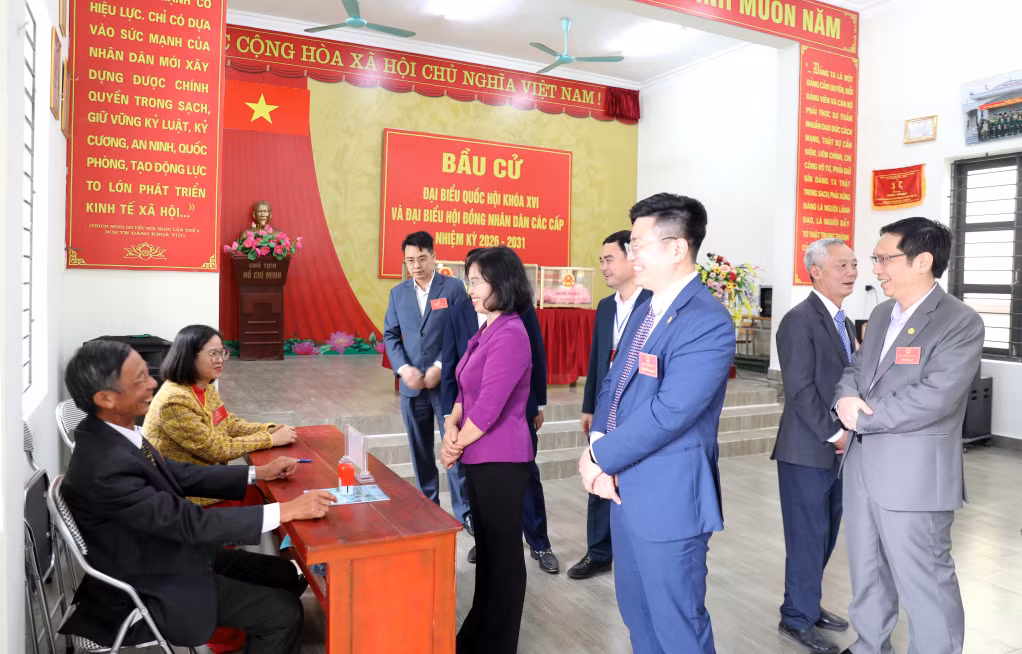 Đồng chí Trịnh Thị Minh Thanh, Phó Bí thư Thường trực Tỉnh ủy, Chủ tịch HĐND tỉnh, trao đổi với thành viên Tổ bầu cử số 2 (phường Yên Tử).