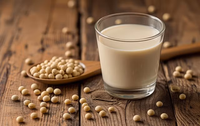 Sữa đậu nành chứa isoflavone giúp tăng cường collagen và cải thiện lão hóa da.