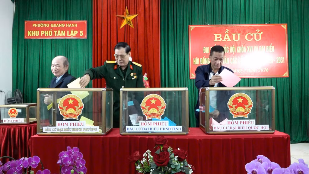 Cử tri phường Quang Hanh bỏ phiếu tại nhà văn hoá khu Tân Lập 4.