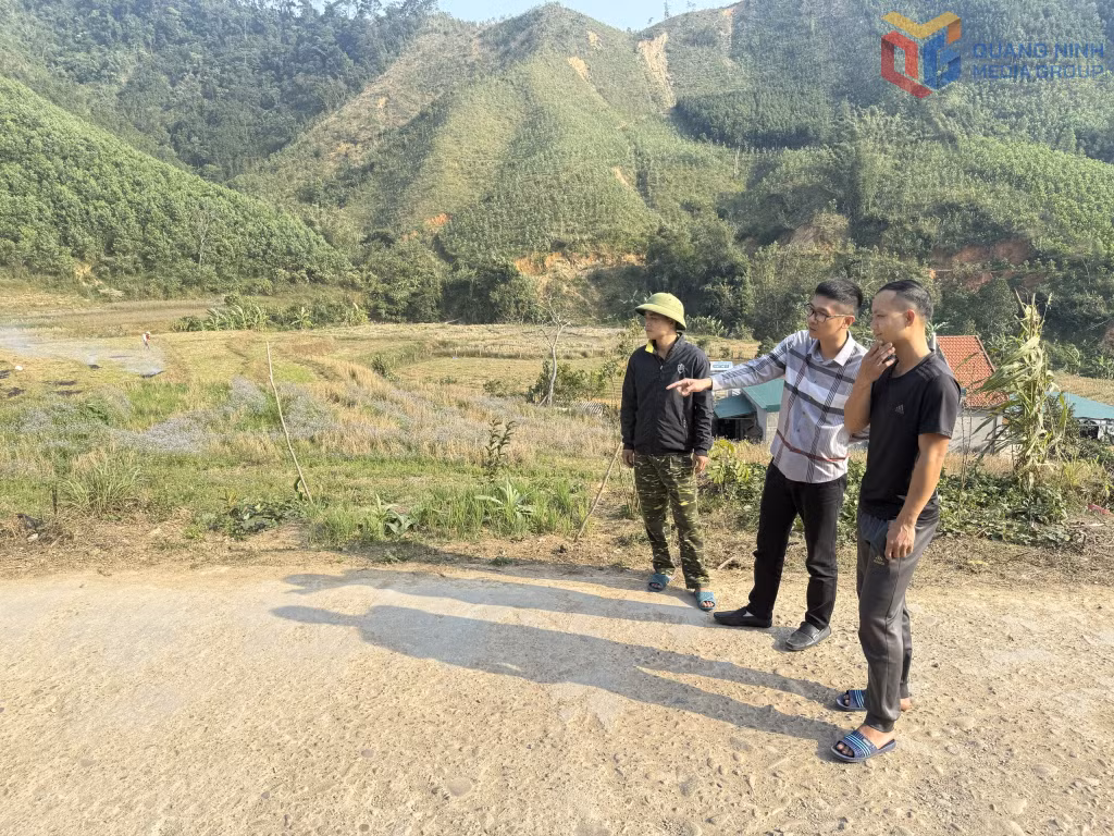 Mặt đường nhỏ hẹp, xuống cấp gây khó khăn cho việc đi lại của người dân và tiềm ẩn nguy cơ mất ATGT.