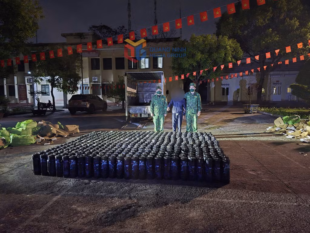 Đồn Biên phòng Đồng Văn (BĐBP Quảng Ninh) bắt giữ đối tượng Ninh Văn Hùng vận chuyển trái phép 472 bình khí cười ngày 31/12/2025.