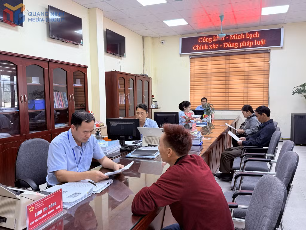 Cán bộ Trung tâm Phục vụ hành chính công xã Thống Nhất giải quyết hồ sơ, thủ tục cho người dân, doanh nghiệp.