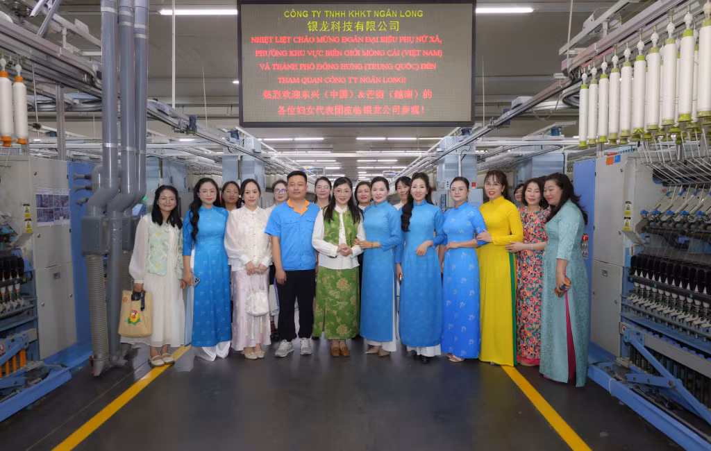 Đoàn Đại biểu Hội Phụ nữ các xã, phường biên giới Móng Cái (Việt Nam) và Đoàn đại biểu Hội Phụ nữ TP Đông Hưng (Trung Quốc) thăm Khu công nghiệp Hải Yên, Việt Nam.