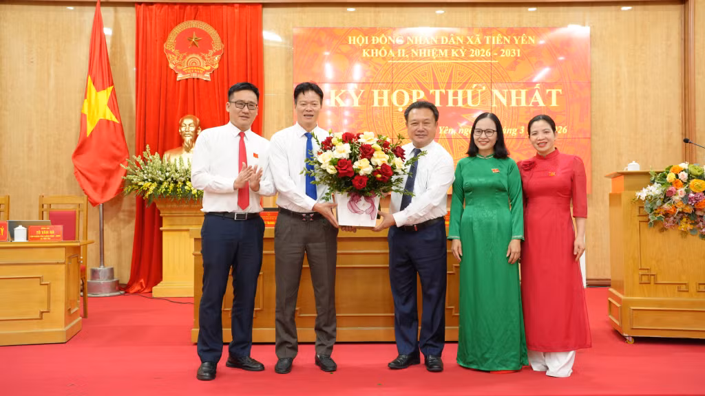 Đồng chí Nguyễn Đức Thành, Ủy viên BTV Tỉnh ủy, Phó Chủ tịch Thường trực HĐND tỉnh, tặng hoa chúc mừng đồng chí Nguyễn Trọng Hiếu được bầu giữ chức Chủ tịch HĐND xã Tiên Yên khóa II.