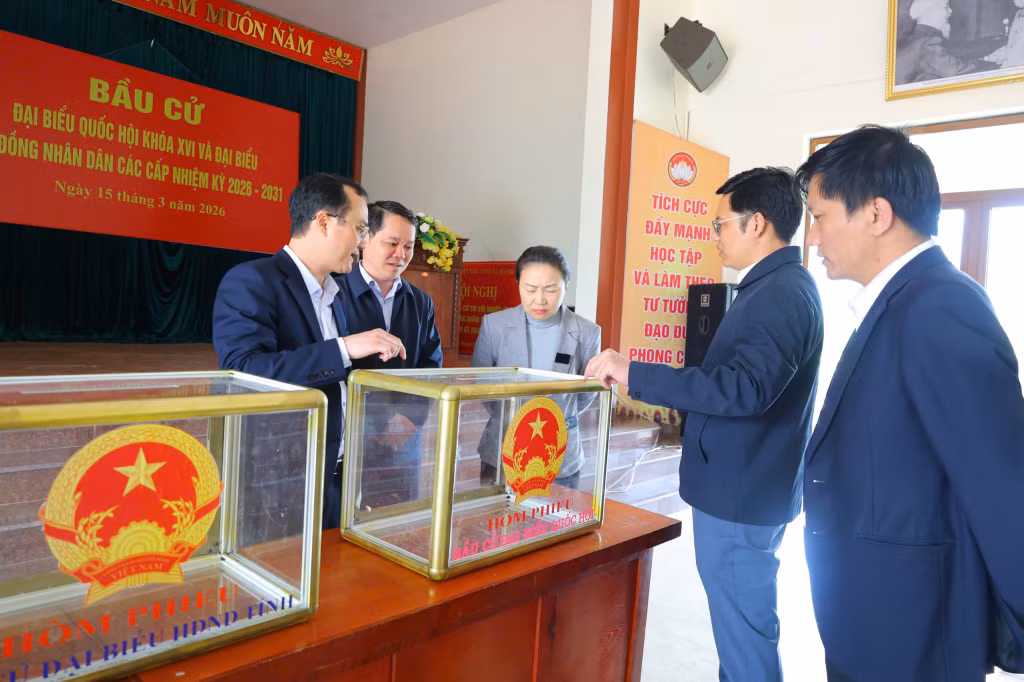 Đồng chí Trưởng Ban Tổ chức Tỉnh ủy kiểm tra khu vực điểm bỏ phiếu tại Nhà văn hóa Việt Trung, xã Hoành Mô.