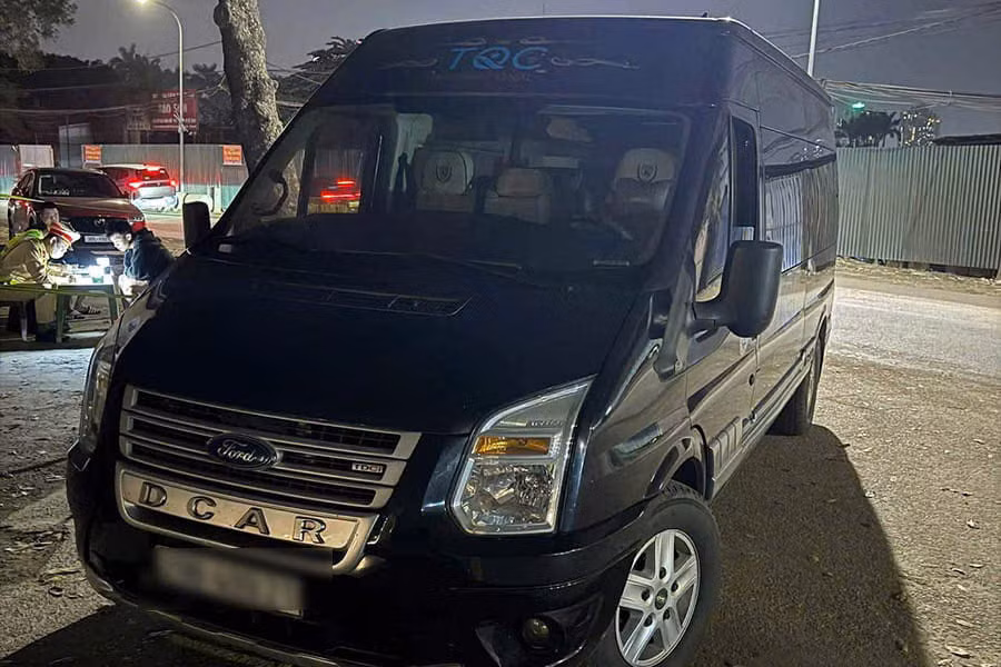 Xe limousine bị niêm phong tạm giữ. Ảnh: Hiếu Thành