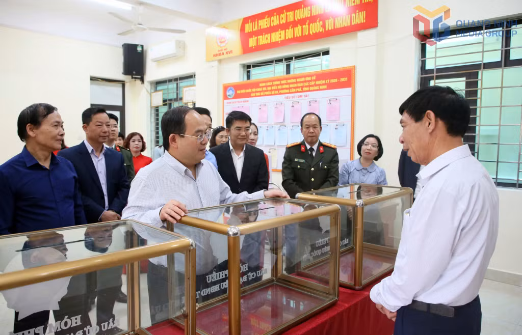 Đồng chí kiểm tra cơ sở vật chất phục vụ bầu cử tại nhà văn hóa khu phố Cẩm Trung 6B.