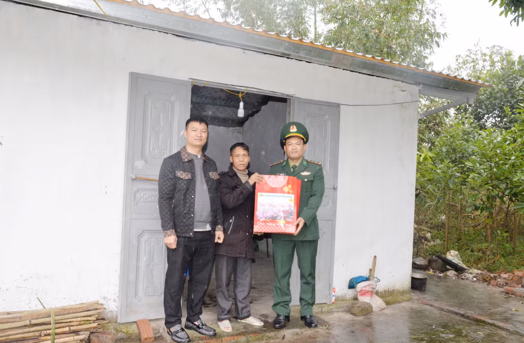 Lãnh đạo Đồn Biên phòng Quảng Đức đến thăm, tặng quà Tết Nguyên đán Bính Ngọ 2026 cho gia đình ông Trưởng Sau Vày (thôn Nà Lý, xã Quảng Đức).