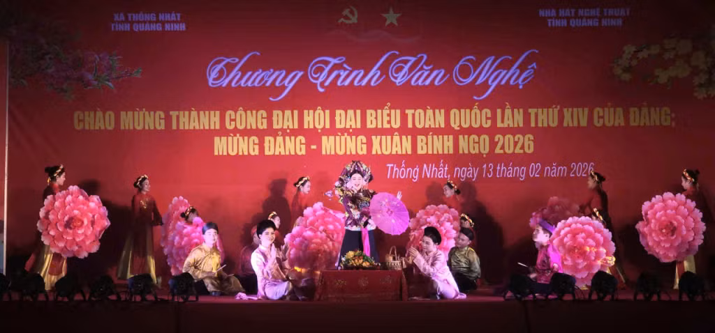Trần Lệ Quyên tích cực tham gia vào các chương trình biểu diễn lưu động phục vụ nhân dân. (Ảnh: NVCC)