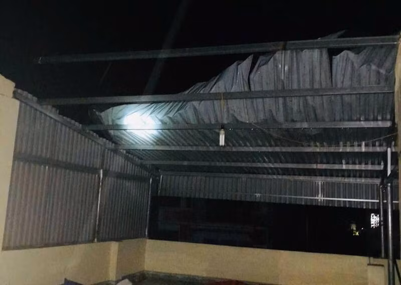 Giông lốc, mưa đá trong đêm khiến nhiều gia đình không kịp trở tay. Ảnh: Hoàng Chính