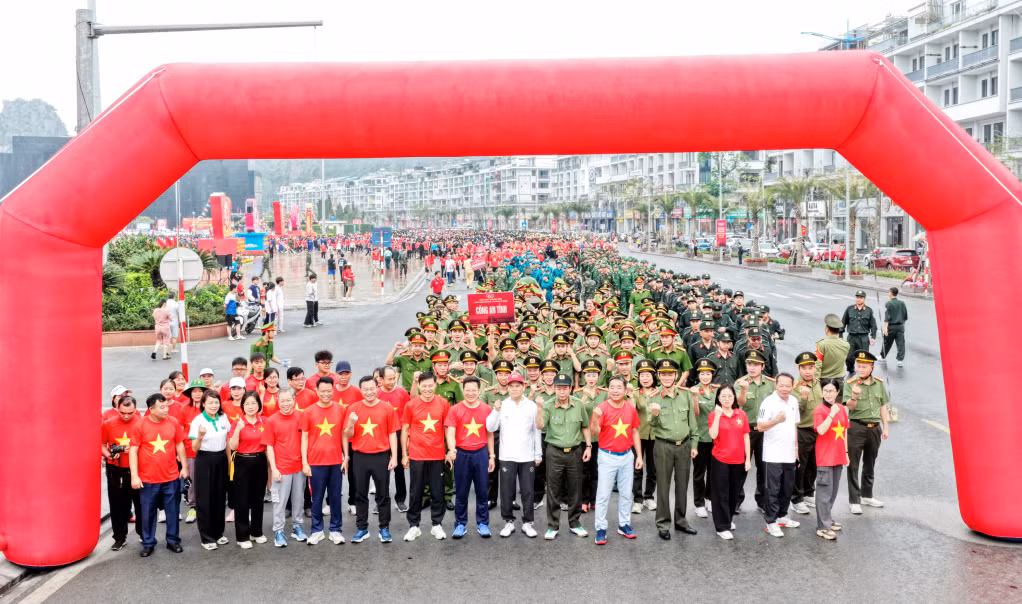 Các đại biểu hòa cùng dòng người tham gia chinh phục cung đường.