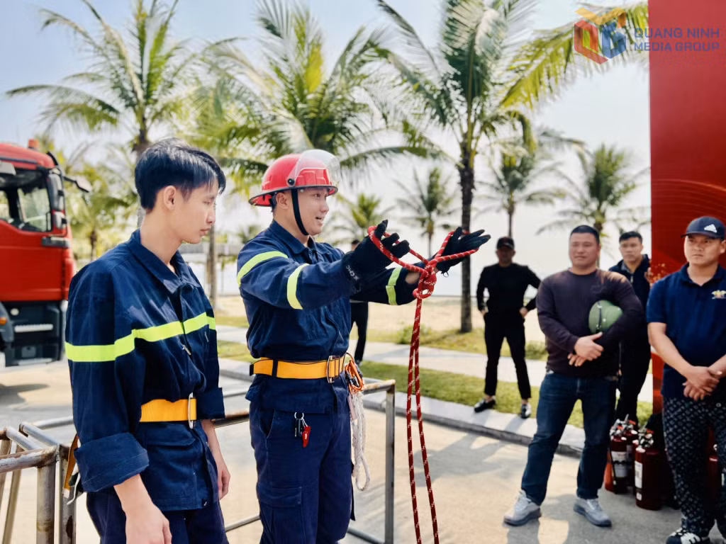 Cán bộ phòng Cảnh sát PCCC&CNCH (Công an tỉnh) hướng dẫn cách thắt dây cứu nạn đối với đội ngũ làm việc trên tàu du lịch.