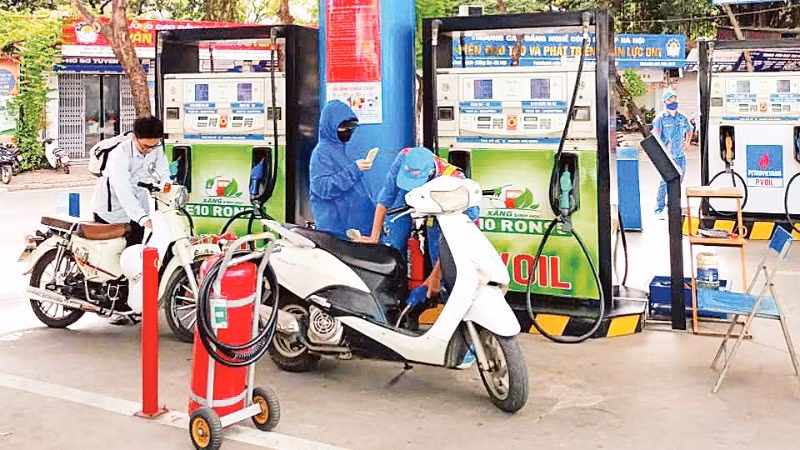Người dân mua xăng tại cửa hàng kinh doanh xăng dầu trên phố Thái Thịnh, Hà Nội.