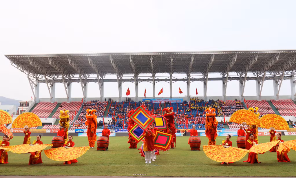 Các tiết mục múa lân, trống hội trên sân vận động Cẩm Phả trước giờ bóng lăn.