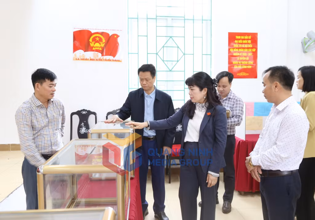Đồng chí Nguyễn Thị Thu Hà, Phó Trưởng đoàn ĐBQH tỉnh, khảo sát công tác chuẩn bị bầu cử tại xã Thống Nhất (3-2026). Ảnh: Nguyễn Thanh