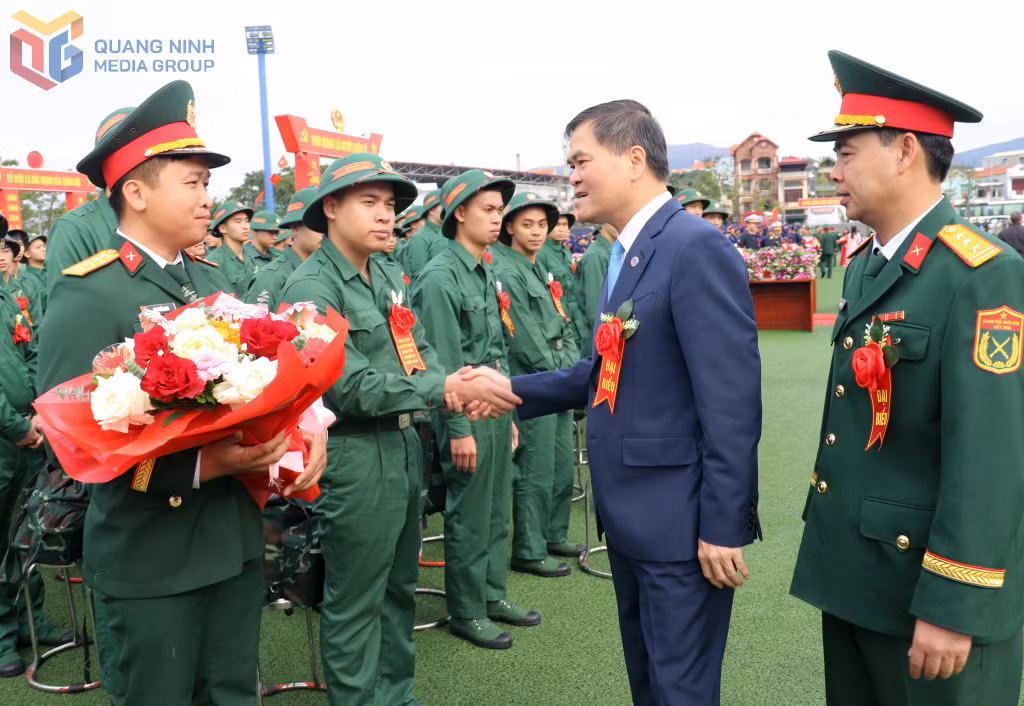 Đồng chí Bùi Văn Khắng, Phó Bí thư Tỉnh ủy, Chủ tịch UBND tỉnh, Chủ tịch Hội đồng nghĩa vụ Quân sự tỉnh tặng hoa, động viên đơn vị nhận quân và các tân binh lên đường nhập ngũ. 